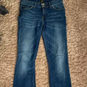 Snygga bootcut jeans i bra skick från lee, säljer pga att dom inte kommer till användning💙 skriv för mer info 