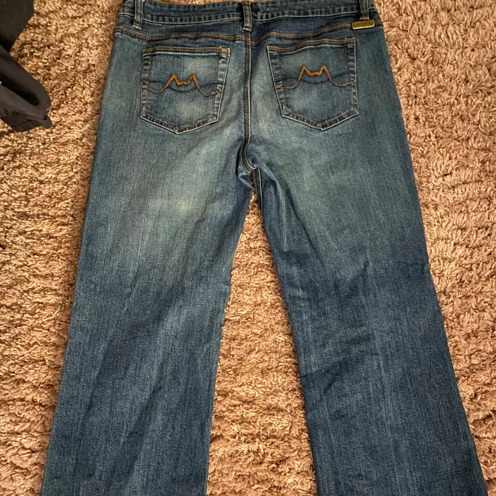 Säljer ett par bootcut/straight moto jeans i bra skick pga att dom inte kommer till användning. Dom är insydda längst ner men passar mig perfekt som är 162,skriv för mer info🤍. Jeans & Byxor.