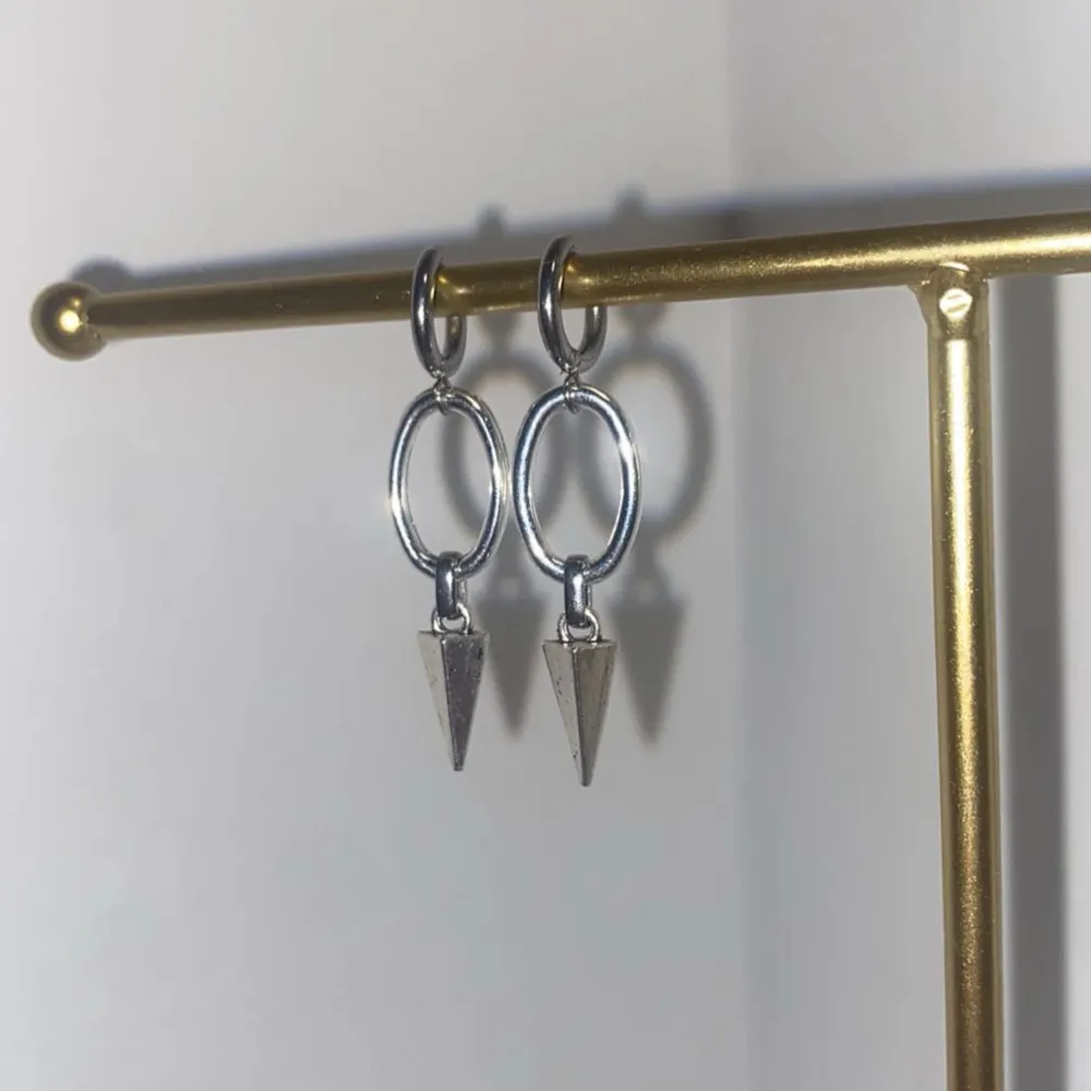 Jättefina örhängen i rostfritt stål och zinklegering 💗Modell ”Tara”. Accessoarer.