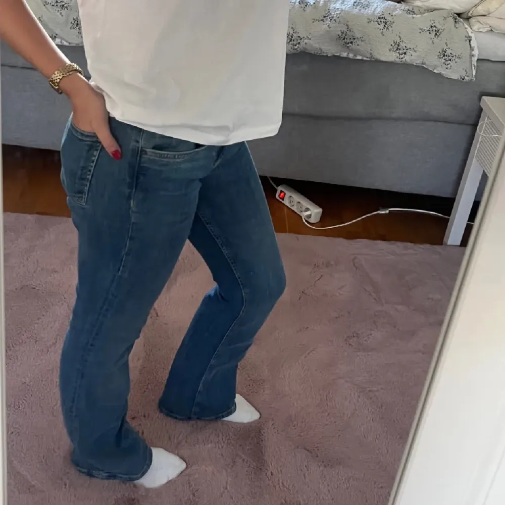 (Lånade bilder) Bootcut zara jeans i storlek 32. Jeans & Byxor.