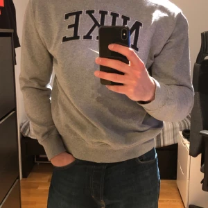 Nike vintage sweatshirt  -  Vintage Nike tröja i storlek M. Sitter som M/S. Väldigt bra skick, ingen defekt. Pris kan diskuteras