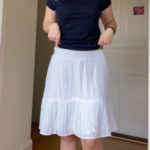 Vit kjol🤍 - Vit fladdrig sommarkjol från Cubus🤍. Knälång på mig som är 173. Perfekt till en varm sommardag på stranden☀️Aldrig använd. Strl M men passar även S. Skriv för fler bilder😇