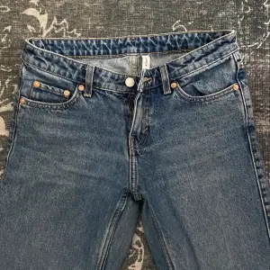 Low arrow jeans ifrån weekday, endast testade och säljer de vidare då jag glömt att skicka tillbaka dom