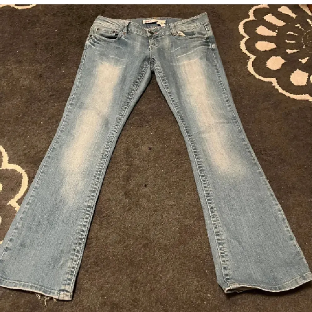 Säljer mina jättefina only, lågmidjade jeans från only. De är bootcut och vintage, på bild nummer 2 så har jag sytt in ett snöre så man kan spänna in midjan, men inget som syns. Midjemåttet är 44 cm, men man kan nu justera det. Innerbenslängd: 86 cm❤️. Jeans & Byxor.