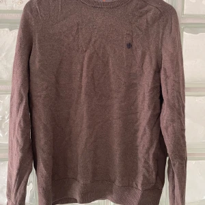 Morris - Tröja från morris, den är i storlek large men mamma tvättade den för varmt så den krympte så nu passar den i small/medium. Den passar precis på mig och då är jag 179cm och väger cirka 70 kg. Den har ett hål under höger armhåla med d går nog att sy 