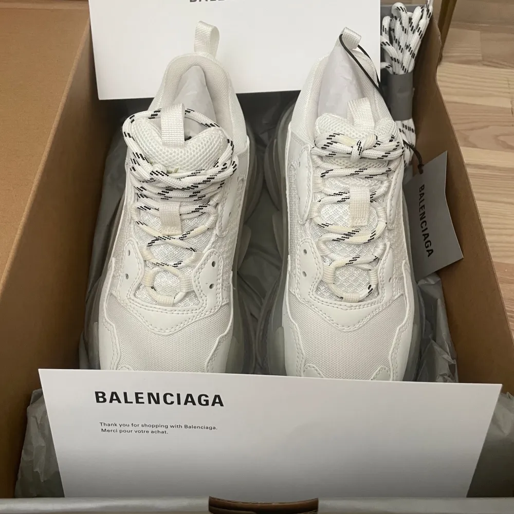 Helt nya balenciaga tripple S sneakers med transparent sula, helt ONAVÄNDA Storlek 38, har fått dessa i present men de gick inte till användning. Köpt för 10880kr men säljer de för 6000kr. Kontakta mig för fler bilder☺️. Skor.
