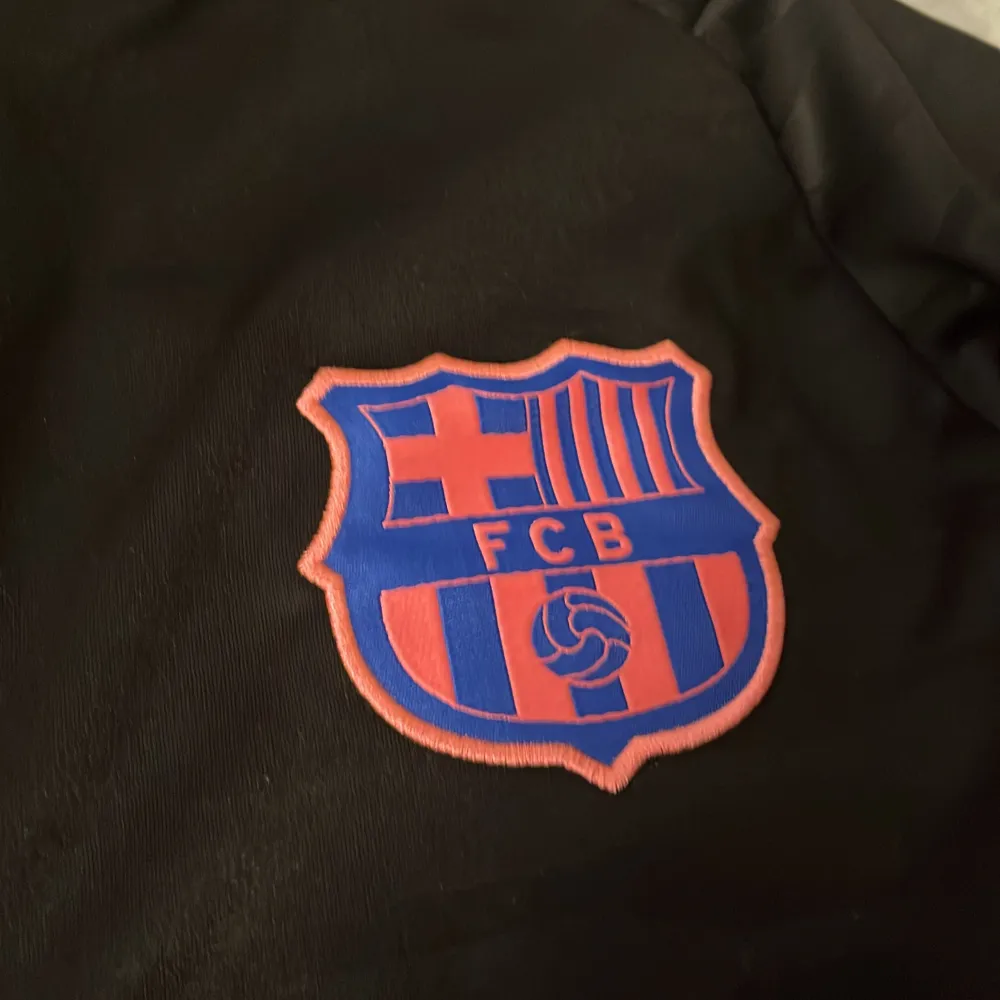 Tröja i storlek m med mycket fint skick och väldigt skönt material! Köpt på barcelonas hemsida för 1 år sedan!. Hoodies.