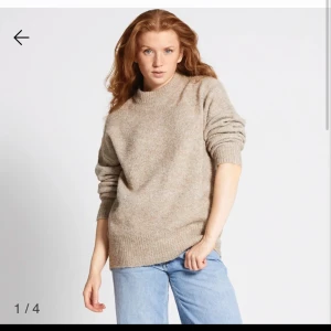 Stickad tröja  - Skit fin stickad tröja i ett super skönt material! Knappt använt!! 💕