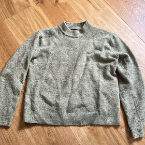 Superfin stickad grön tröja - Superfin grön stickad tröja från Pieces, säljes pga används inte. Nypris: 399kr