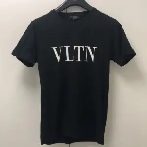 Valentino T-shirt i gott skick som jag fick 2020 i födelsedagspresent. Tyvärr har jag inte sparat något OG. Kom med frågor och funderingar.