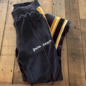 Palm Angels byxor - Hej säljer nu mina rare Palm angels byxor i storlek S, köpte byxorna för ett bra tag sedan och har där med inte kvar kvittot! Nypris: 3499, mitt pris: 1300. Ifall ni har några frågor eller funderingar så är de bara att höra av sig!