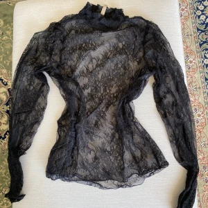 Spetstopp - Fin långärmad spetstopp, sparsamt använd! Passar s-m