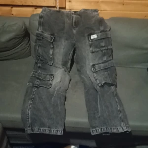 Baggy jeans BDG 34W 34L - Säljer ett par baggy jeans som är köpt på urban outfiters(nypris 1000kr). Endast använda 3 gånger jättebra skick bara lite trassliga vi änden av dom. kan hämtas i Stockholm eller så står köparen för frakt