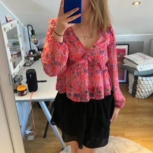 Blus bikbok  - Jättefin blus köpt på bikbok. Säljer då den blivit för liten för mig. Den har på ena axeln en söm som syns (se bild 2) men de är inget man tänker på❤️ varan är i fint skick. 