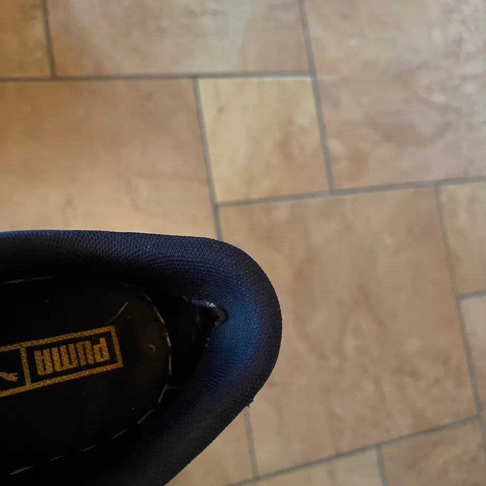 Ett par snygga marinblåa puma skor i storlek 40 som inte kommer till användning. Skorna är i bra skick men tecken på användning finns på skaftet (se bild)💕 perfekta till sommaren!. Skor.