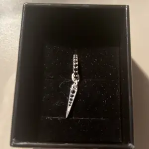 Säljer detta örhänge från L8hasselblad då jag redan har ett. Örhänget är aldrig använt! Köpt för 350kr säljer för 300kr. Det är ett äkta silver örhänge med svarta diamanter. 