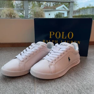 skor - Snygga Polo skor endast använda  en gång💞 ny pris: 1600 och därmed en bra deal!  Skosnörena är bytta men original polosnören medföljer, Även kartong! Passar en 37a då dom är lite små i storleken💐 säljer åt en familjemedlem!!