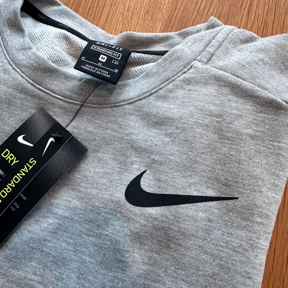 Helt ny sweatshirt från Nike med prislapp kvar på.   Rensar ur min garderob från en hel del oanvända kläder🌼 Om du ser något mer i min profil som du gillar så skickar jag med det till dig också!😊 Fler kläder kommer! . Tröjor & Koftor.