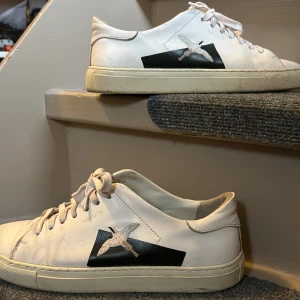 Axel arigato skor - Hej! Säljer mina axel arigato skor. Skick 7/10. Priset är inte hugget i Sten. Kontakta för frågor!