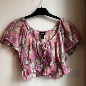 Somrig crop top - Jättegullig somrig top från H&M som jag croppat! 
