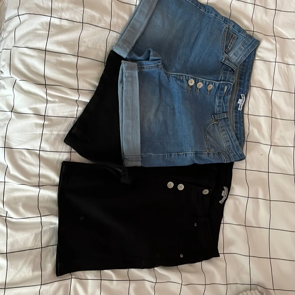 Två par jeansshorts i blå och svart från Ullared/ Gekås. De är båda i storlek 36. . Shorts.