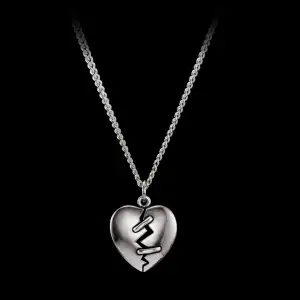 !!Intressekoll!! Funderar på att sälja mitt Maria Nilsdotter halsband ”Stitched Heart Necklace”.  Det är i jätte bra skick och använt ett fåtal gånger.  Skriv om du är intresserad😁
