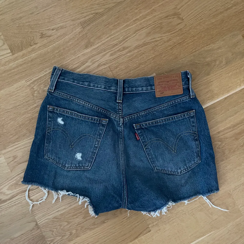 Snygga jeans shorts från Levis modell 501. Strl 27, så det passar en S/M beroende på hur man vill att dom ska sitta. Aldrig använda!. Shorts.