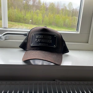 John hatter keps - En John hatter keps som är lite solblekt som inte kommer till användning köpt för 500 säljs för 199 påse följs med👍🏼