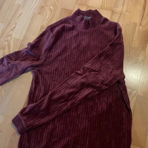 Röd polo i velour - En sexbomb! Finns inte så mycket mer att säga en bilden, polo i några slags ränder i velour material.  Small men större i storleken så passar mig med M