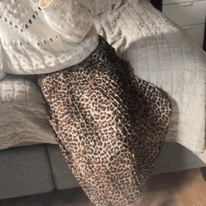 Leopardmönstrad kjol - Trendig leopardkjol i stl 34. Sparsamt och knappt använd men lagom till att det blev trendigt har den blivit för liten för mig🙈💞 