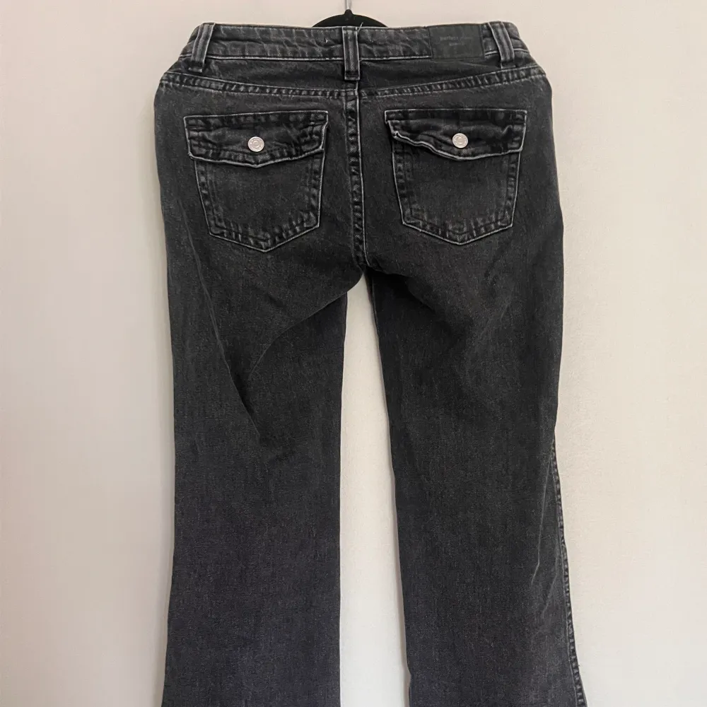 Säljer dessa svarta bootcut  jeans med låg midja från Gina Tricot då jag inte använt dom. De har knappar på baksidan . Jeans & Byxor.
