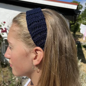 Hårband - Virkat hårband i mörkblått☺️ Kolla min profil för fler färger💕Kan även göra massa andra färger på beställning!  jag erbjuder GRATIS FRAKT i kuvert (skriv till mig)!🤗 andra på halva priset vid köp av fler❤️
