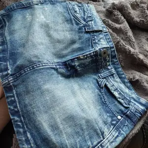 En jeans kjol av märket divided.  Storlek 40