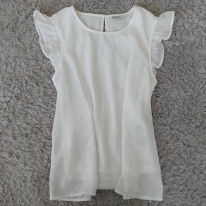 Blus från Only - Fin blus till sommaren. Använd bara någon gång💕säljer för att den inte kommer till användning. Skriv för fler bilder.