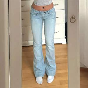 Superfina ljusblå mågmidjade jeans köpta här på plick men tyvärr lite stora. Förra ägarens bilder! Midjemått rakt över: 37cm innerbenslängd: ca 83cm🌸