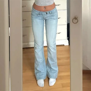 Lågmidjade jeans - Superfina ljusblå mågmidjade jeans köpta här på plick men tyvärr lite stora. Förra ägarens bilder! Midjemått rakt över: 37cm innerbenslängd: ca 83cm🌸