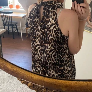 Leopard blus - Jag säljer denna jättefina leopard blus då den inte kommer till användning!! Bilderna e lånade