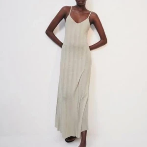 Såå vacker klänning💕💓 - Sååå otroligt fin och vacker klänning från Zara💓 perfekt till sommaren😍 helt oanvänd med lappar kvar, köpt för 399kr❣️