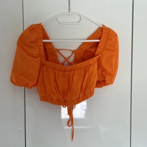 Orange Bershka topp   - Sommar topp med knytning från Bershka💕💕oanvänd!!