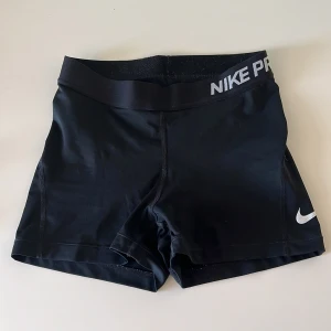 Nike pros shorts  - Tighta träningsshorts från Nike. 