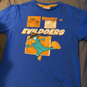 Phineas and ferb blå T-shirt  - Cool blå tröja / t-shirt med tryck. Passar xs-s