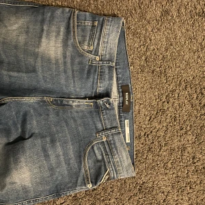 Replay Jeans - Feta Replay jeans ”sandot” som sitter perfekt/ lite slim med en fet design på baksidan (bild2) Köpta nya på best of brands för 1600.  Hör av er med frågor, tar emot  byten och priset är inte hugget i sten 🙌✌️