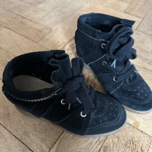 Isabel marant sneakers - Använda 2 gånger  Storlek 37 Kan förhandla om priset vid snabb affär 