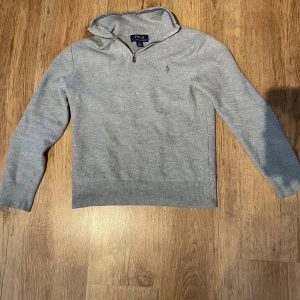 Polo Ralph lauren half zip - Polo Ralph lauren half zip Passar perfekt för dig som är 152 - 158. Inga defekter alls och är i sjukt fint skick. Priset är ej hugget i sten💯😁
