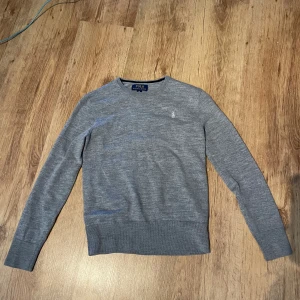 Polo Ralph lauren crew neck - Stl 14 - 16 men sitter lite tajtare så passar dig perfekt ifall du är mellan 152 - 156. Priset är självklart diskutertbart 💯😁