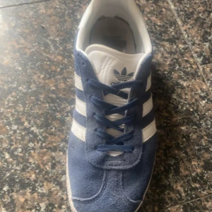 Adidas gazelle - Skick 10/10 men säljer de för köpte ett par andra. Och väldigt grish