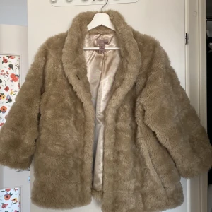 Fuskpäls jacka  - Fuskpäls jacka i beige färg från HM. Trekvartsärm.
