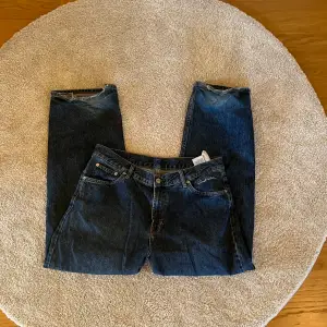 Mörkblåa baggy jeans från sweet skbs, storlek m. Slitna längst nere använd gärna köp nu🫶