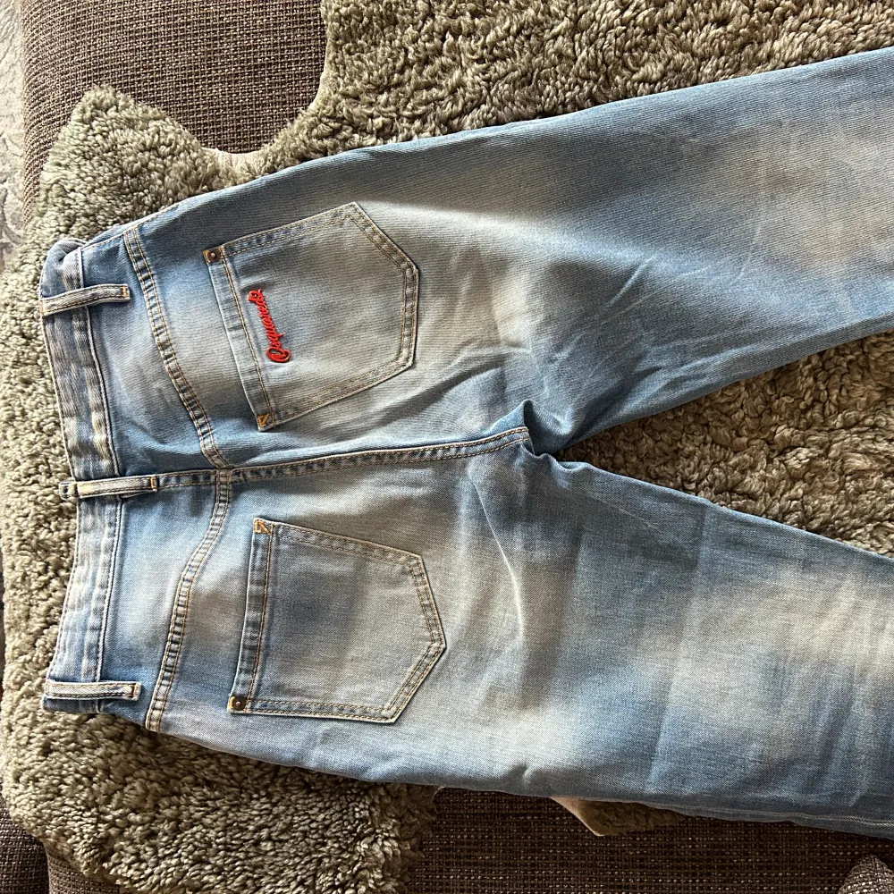 raka blåa jeans från dsquared2💗 helt nya köpta för 5 år sedan, använt ksk 1-2 gånger💘. Jeans & Byxor.