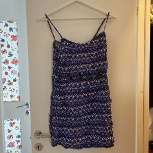 Klänning med öppen  midja  - Klänning med öppen midja, stl 42. Divided 